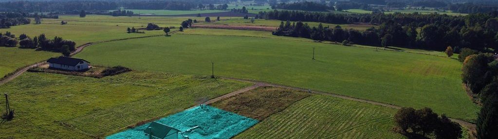 Mały domek z pieknym widokiem na panoramę gór.
