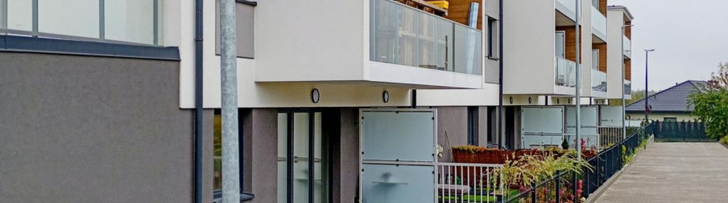 Jasny salon z dużymi oknami i przestronny układ