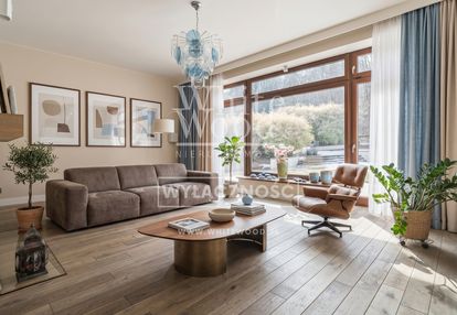 Dom 350 m2 z ogrodem zimowym obok lasu