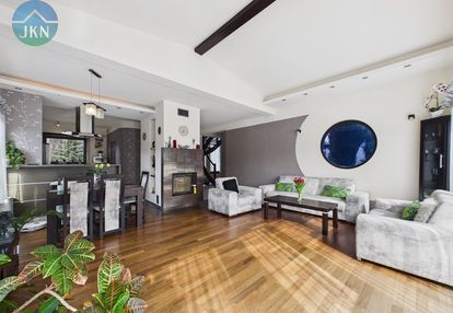 Duży dwurodzinny dom na pięknej działce