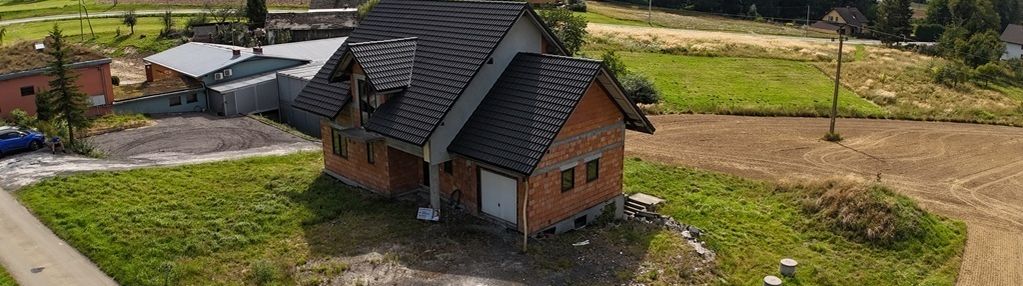 Przestronny dom do wykończenia  na dużej działce.