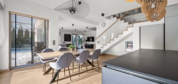 Dom wolnostojący, wysoki standard, suchy dwór