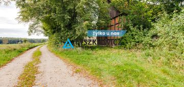 Działka siedliskowa 3 239 m² z zabudowaniami