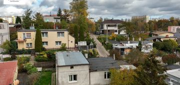 Działka z widokiem na panoramę miasta.