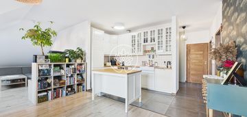 4 pokoje. balkon. ostatnie piętro.