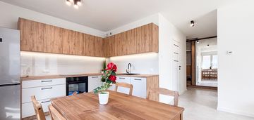 Komórka lokatorska, miejsce parkingowe, umeblowane