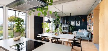 Stylowe, z kominkiem i dużym balkonem,