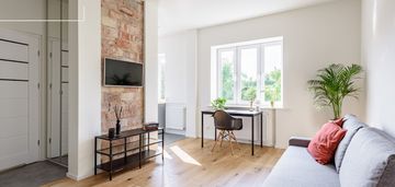 Kamienica | wysokie i widne | obok skweru