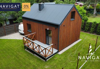 Domek nad jeziorem z widokiem na las