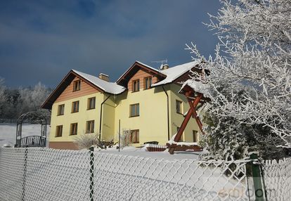 Dom w górach z pokojami gościnnymi.