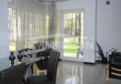 Bardzo ładny dom na terenie spokojnego osiedla