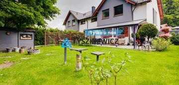 Dom w bajkowym otoczeniu -