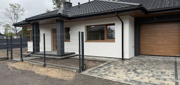 Dom parterowy w otulinie lasu