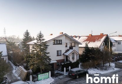 Wielopoziomowy dom z ogrodem i garażem – mniszek