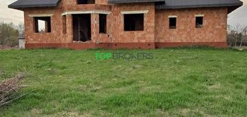 Przestronny dom wolnostojący, stan surowy