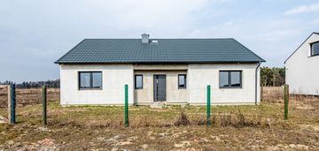 Parterowy dom w otoczeniu lasu, jezior i Warty