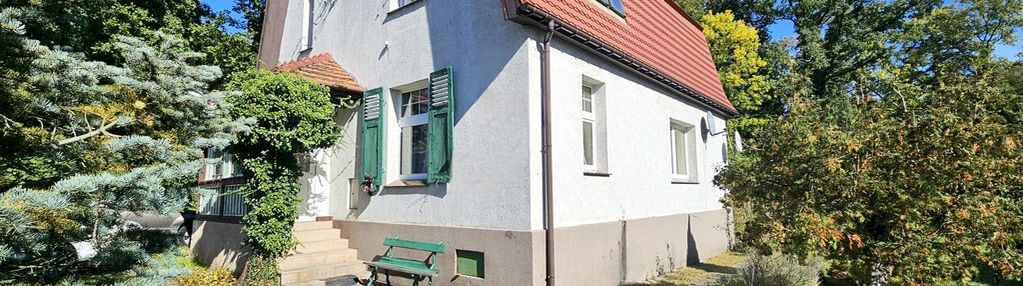 Pół domu (dwie kondygnacje) z ogrodem i miejscami parkingowymi