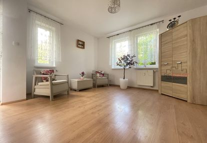 Kawealerka z pięknym ogródkiem