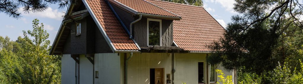 Klimatyczny dom z bali na wzgórzu przy lesie
