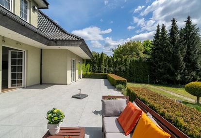 Rezydencja o rozłożystej bryle, podolany