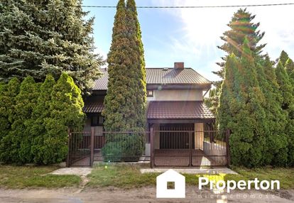 Dom wolnostojący w otoczeniu lasu i zieleni