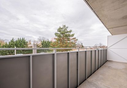 58 m2 z dużym balkonem w zielonej okolicy, parking