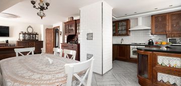 Klimatyczne dwupoziomowe mieszkanie z ogrodem