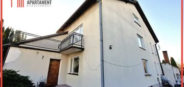 Duży dom w zabudowie bliźniaczej.