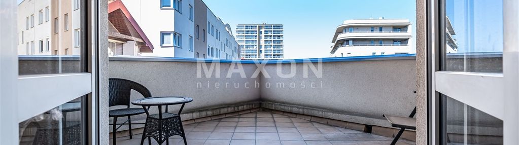Przestronny apartament z dwoma balkonami.