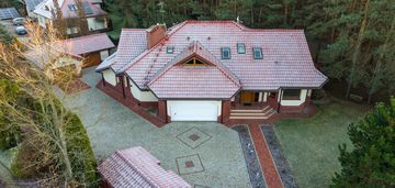 Willa miejska w bezpośrednim sąsiedztwie lasu