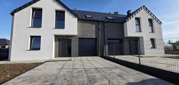 Nowoczesny dom bliźniak, stan deweloperski