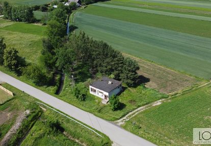 Budynek z wz, nieopodal zalipia