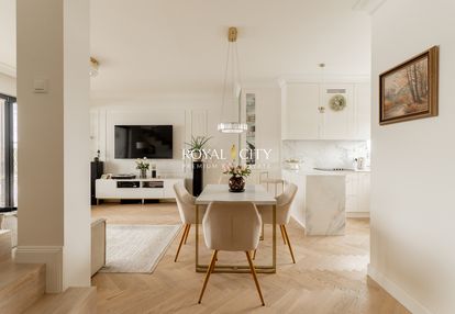 Dom w jakości premium zgorzała z ogrodem.