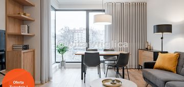 Cisza w centrum z widokiem na rzekę