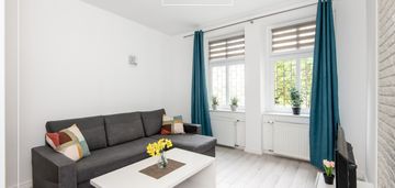 Śródka! 2 pokoje w kamienicy + 19m2 piwnicy