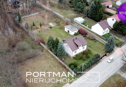 Dom w bliskim sąsiedztwie rzeki i lasu.