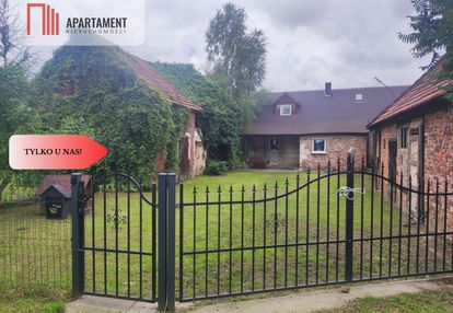 Dom z zabudowaniami i dużą działką.