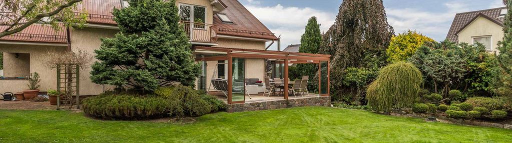 Ładny dom w małym kacku, kameralny ogród, taras