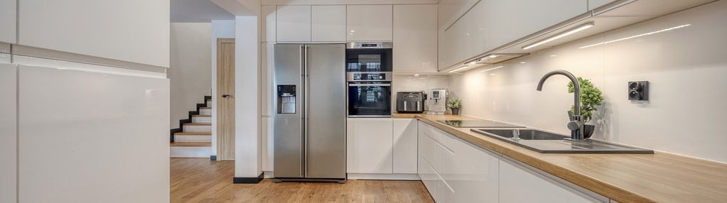 Nowoczesny gotowy do zamieszkania dom z kominkiem