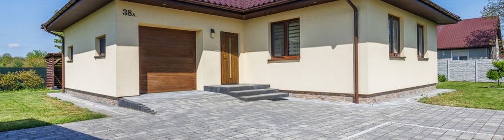 Dom wolnostojący ogrodem oraz tarasem