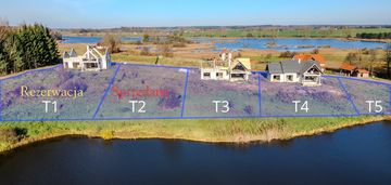 Dom zanurzony w warmińskim krajobrazie