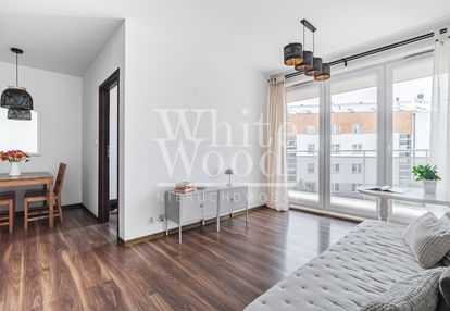 2 pokoje, duży nasłoneczniony balkon