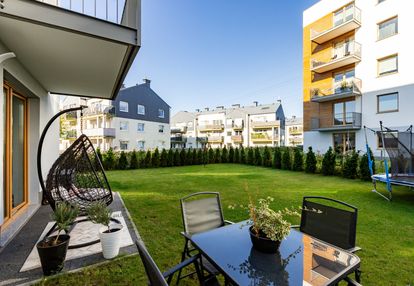 Piękne mieszkanie z dużym ogrodem i halą garażową.