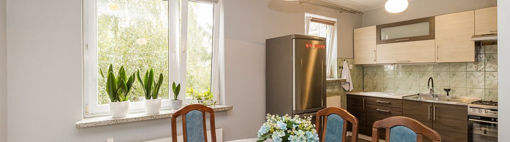 2 pokoje na wysokim parterze