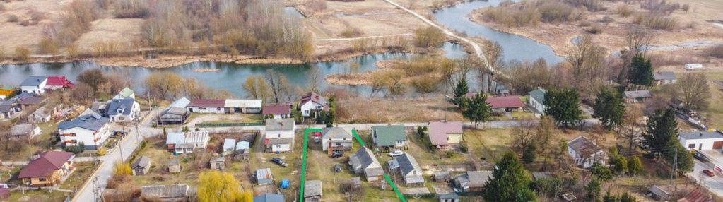 Dom z budynkami gospodarczymi nad bugiem