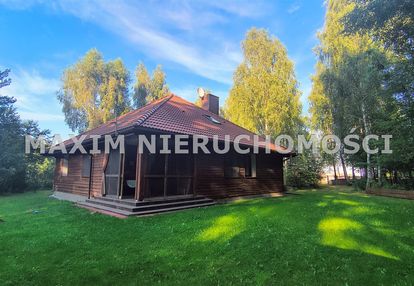 Duży dom z ogrodem w otoczeniu lasów