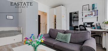 Przestronna kawalerka z osobną kuchnią