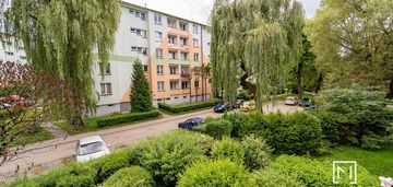 M-3 z balkonem na osiedlu piastowskim.