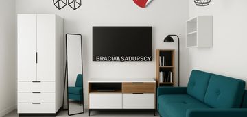 Wygodna kawalerka w apartamentowcu.