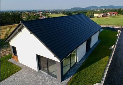 Nowoczesne osiedle domów parterowych pod górami